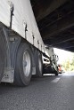 LKW blieb unter Bruecke haengen Koeln Ehrenfeld Innere Kanalstr Hornstr P095